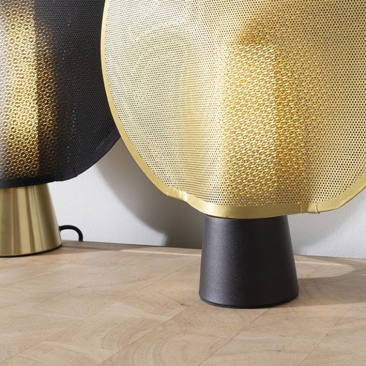 Lampe en métal noir et maille plastique dorée H40 cm MAILLE