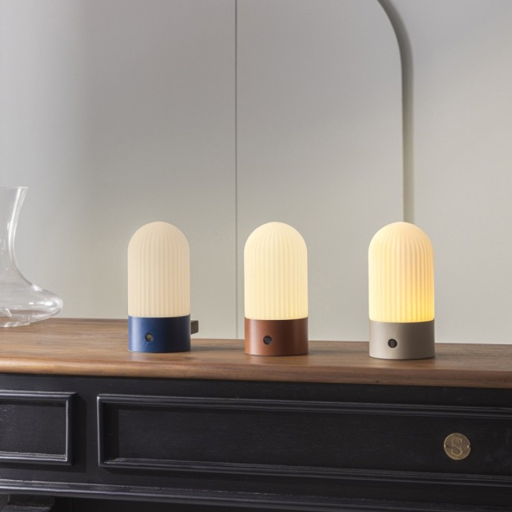 Lampe portable en métal crème et opaline TOUAREG