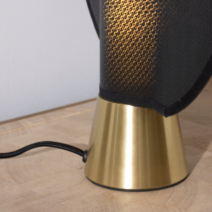 Lampe en métal doré et maille plastique noire H33 cm MAILLE
