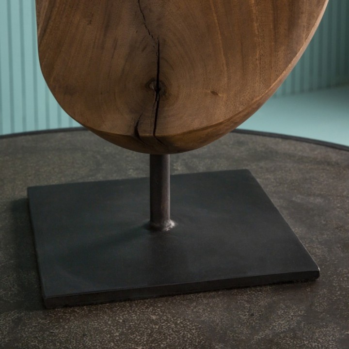 Sculpture en suar massif sur pied en métal noir
