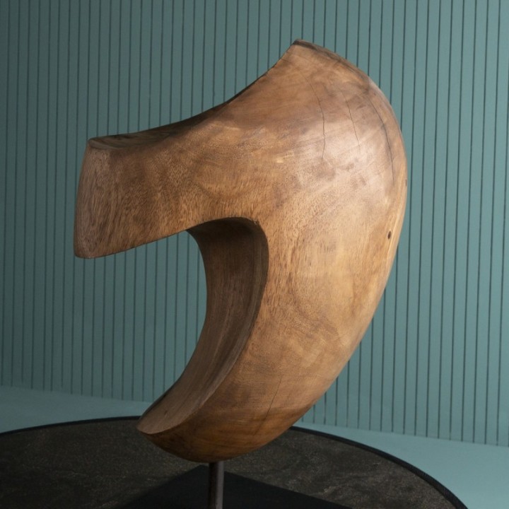 Sculpture en suar massif sur pied en métal noir