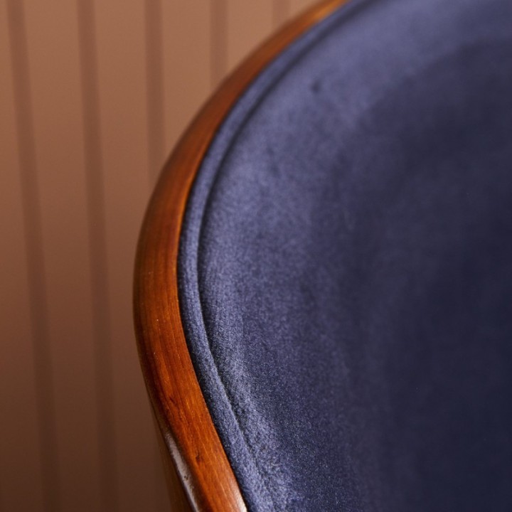 Chaise finition noyer avec assise en velours bleu MANNIX