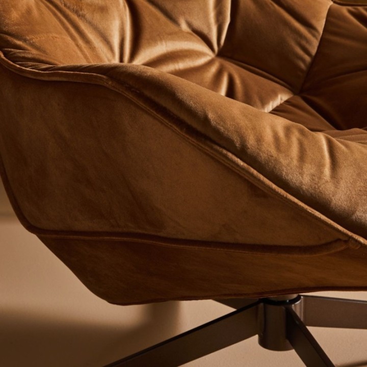 Grand fauteuil camel matelassé esprit bureau en velours