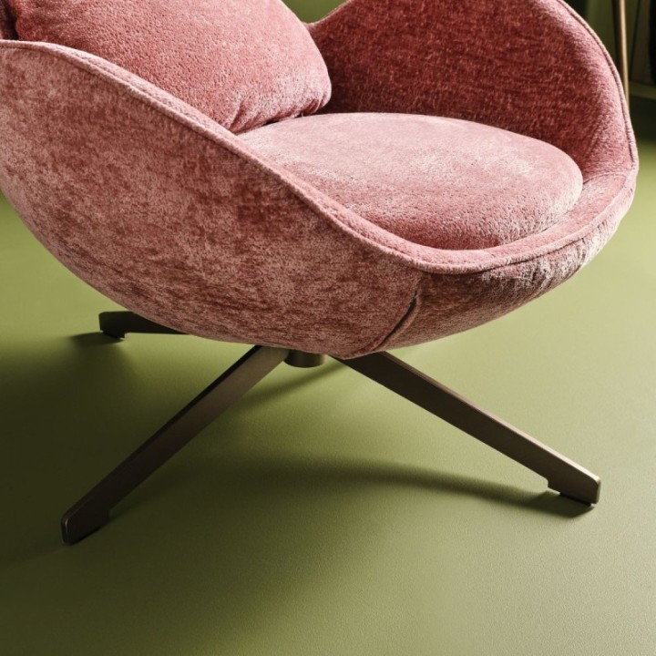 Queen revolving armchair