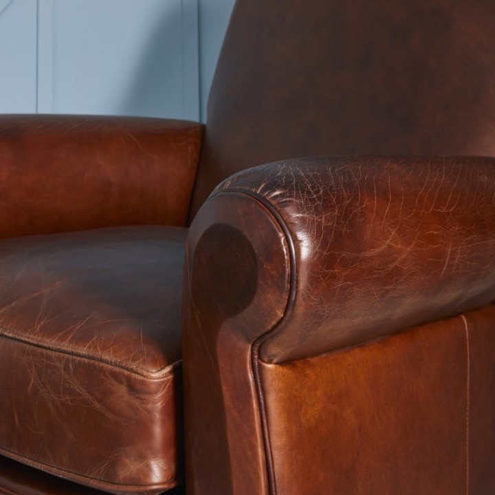 Fauteuil moustache en cuir pleine fleur