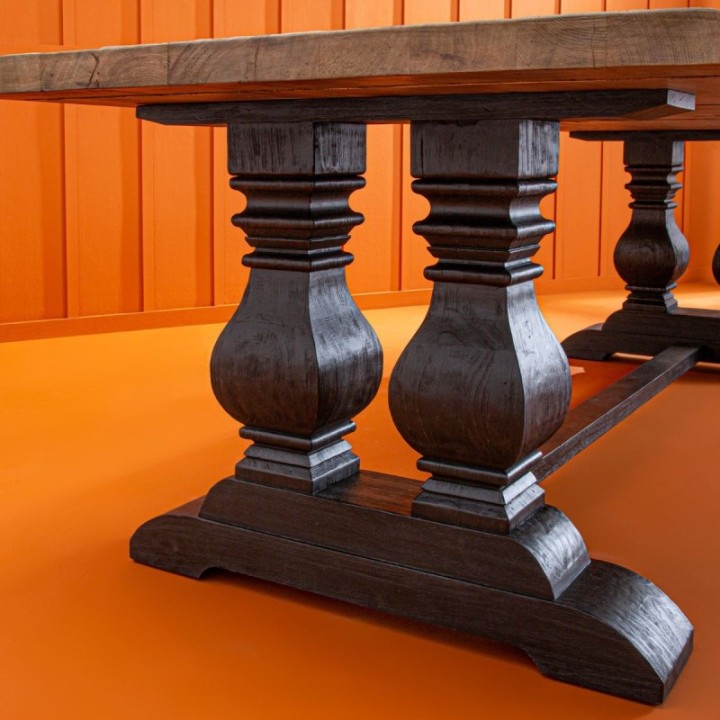 Table rectangulaire en vieux pin massif MAGISTRALE