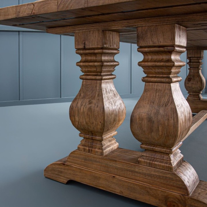 Table rectangulaire en vieux pin massif MAGISTRALE