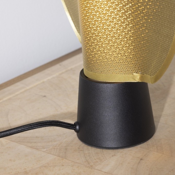 Lampe en métal noir et maille plastique dorée H40 cm MAILLE