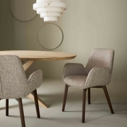 Chaise avec accoudoir tapissée beige KARL