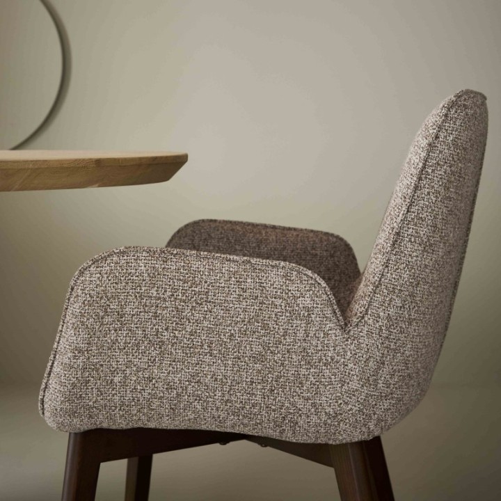 Chaise avec accoudoir tapissée beige KARL
